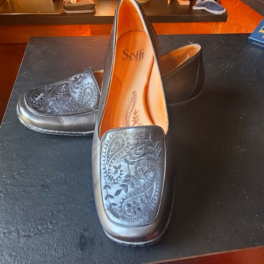 Embroidered Leather Loafers
